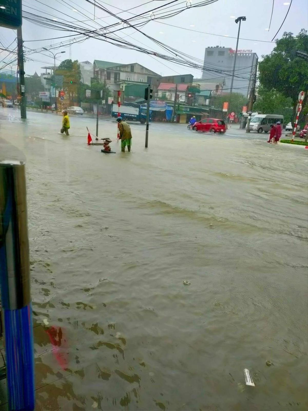 Mưa lớn không dứt, người dân phải trốn lũ trên mái nhà Ảnh 1