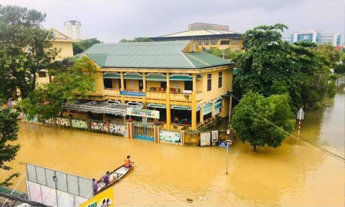 Lũ chồng lũ, nhiều trường học ở miền Trung chìm trong biển nước Ảnh 9