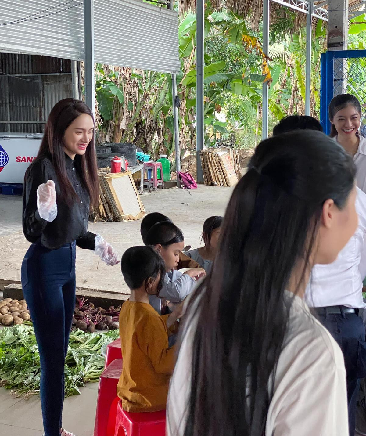 Không cần váy áo lộng lẫy, hình ảnh Hương Giang giản dị tại mái ấm cũng đủ khiến fan 'bắn tim' mệt mỏi Ảnh 7