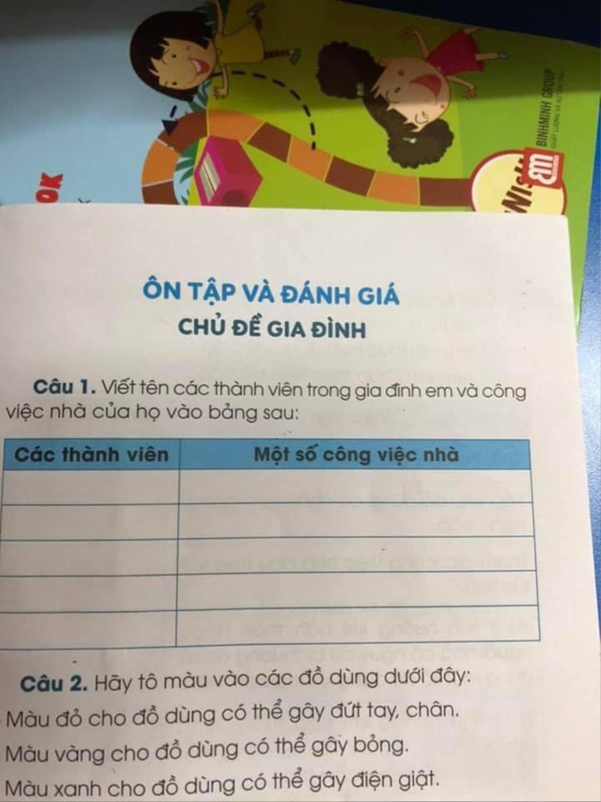 Thêm bài tập trong sách giáo khoa lớp 1 khiến phụ huynh tranh cãi dữ dội Ảnh 1