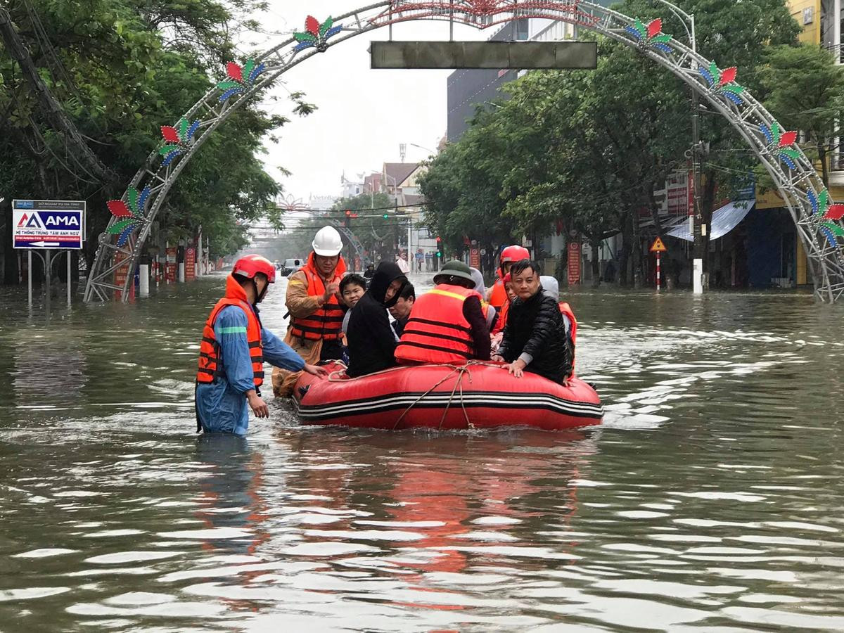 Công an Nghệ An điều xuồng máy và chiến sĩ vào Hà Tĩnh cứu hộ người dân Ảnh 2