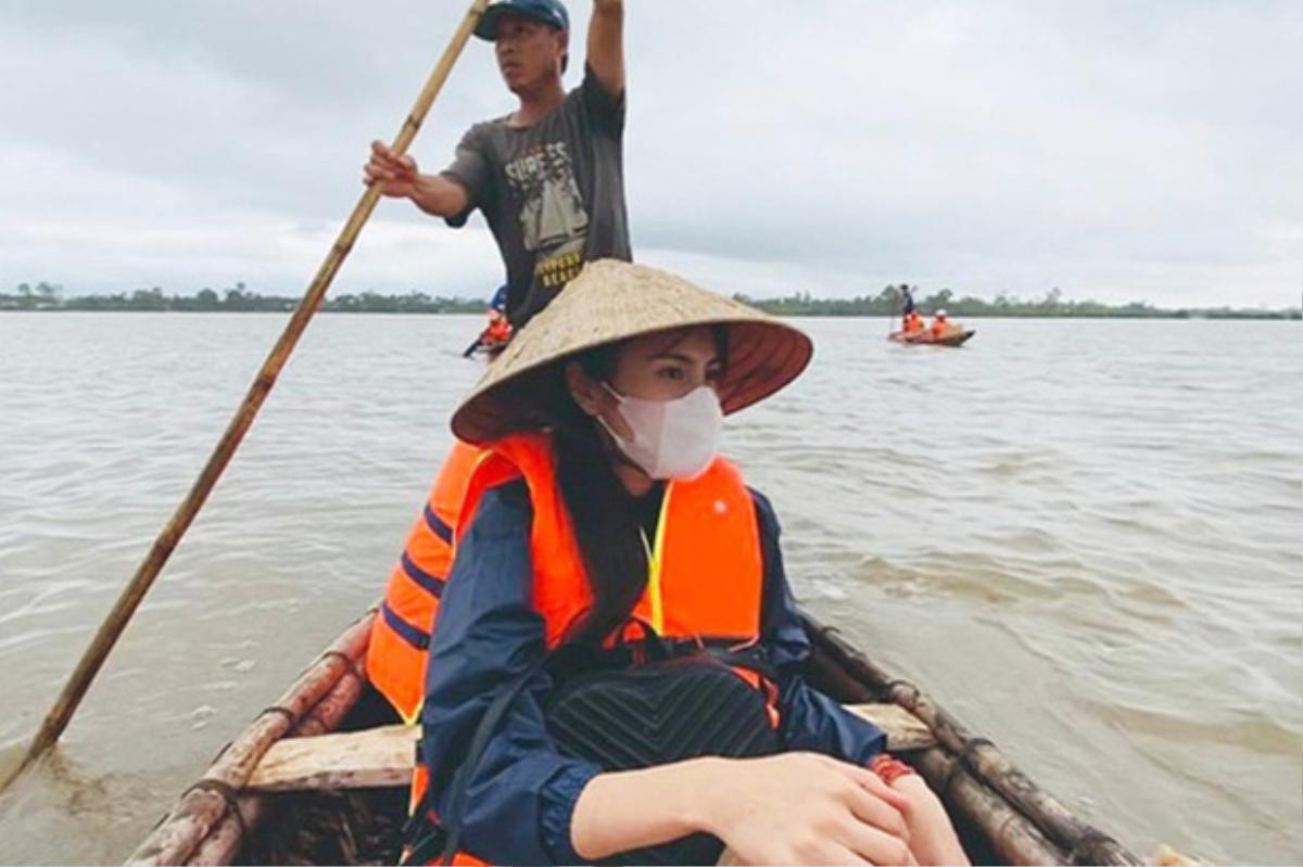 Mỉa mai trang phục đi từ thiện của Thủy Tiên, nữ MC nhận 'gạch đá' từ dân mạng Ảnh 5