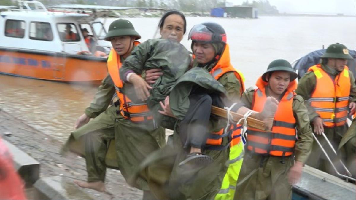 Khoảnh khắc đẹp giữa mùa lũ miền Trung: Công an bất chấp nguy hiểm lội nước cõng 3 người đi cấp cứu Ảnh 1