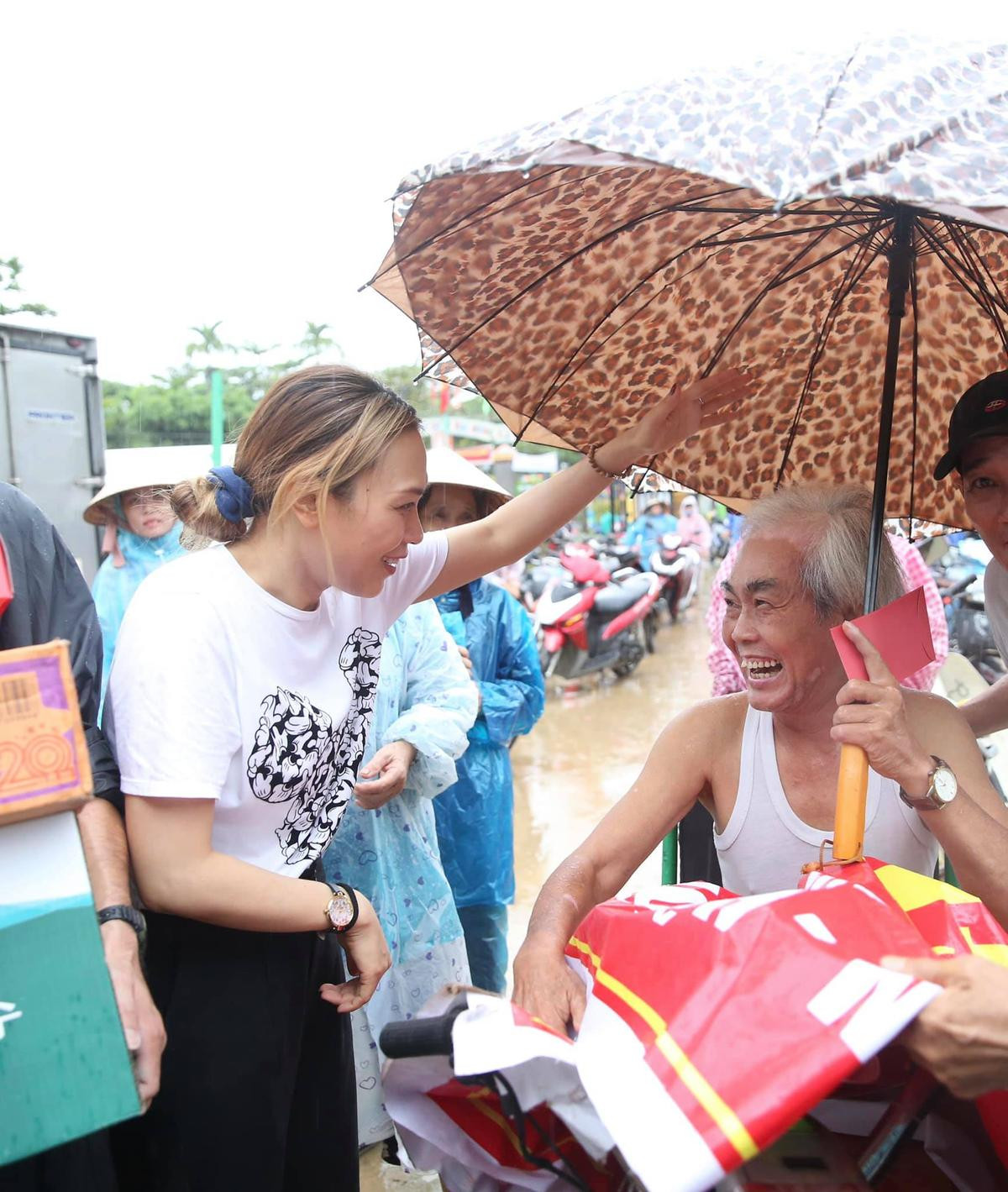 Mỹ Tâm ân cần dặn dò mọi người đang cứu trợ tại miền Trung chăm lo sức khỏe Ảnh 4