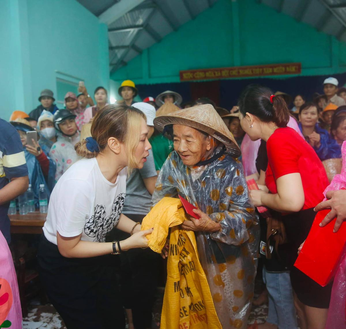 Mỹ Tâm ân cần dặn dò mọi người đang cứu trợ tại miền Trung chăm lo sức khỏe Ảnh 7