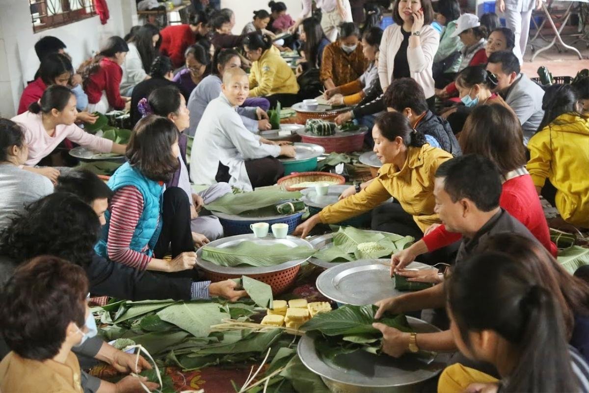 Người Hà Nội ngày đêm gói hàng nghìn chiếc bánh chưng cứu trợ miền Trung qua cơn lũ dữ Ảnh 1