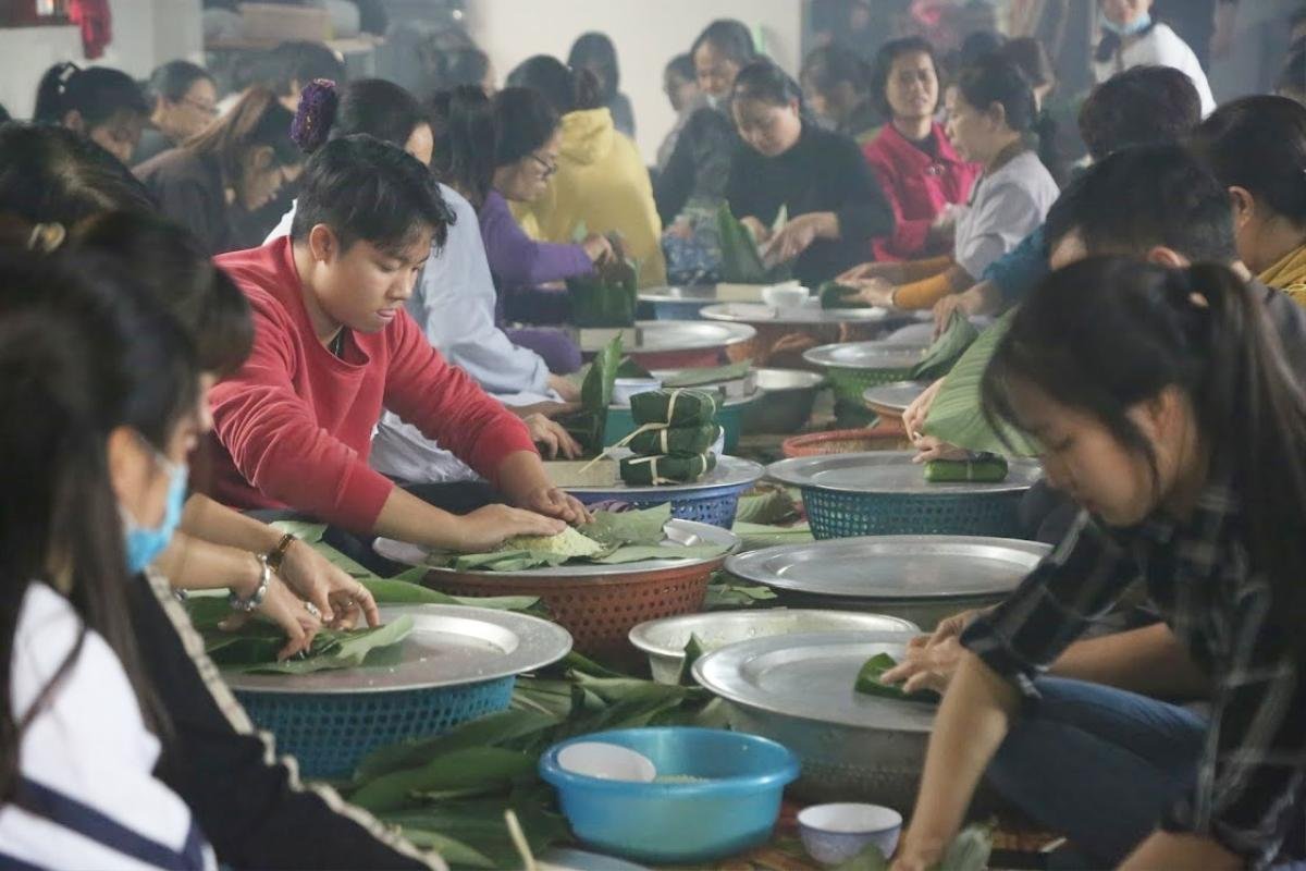 Người Hà Nội ngày đêm gói hàng nghìn chiếc bánh chưng cứu trợ miền Trung qua cơn lũ dữ Ảnh 5