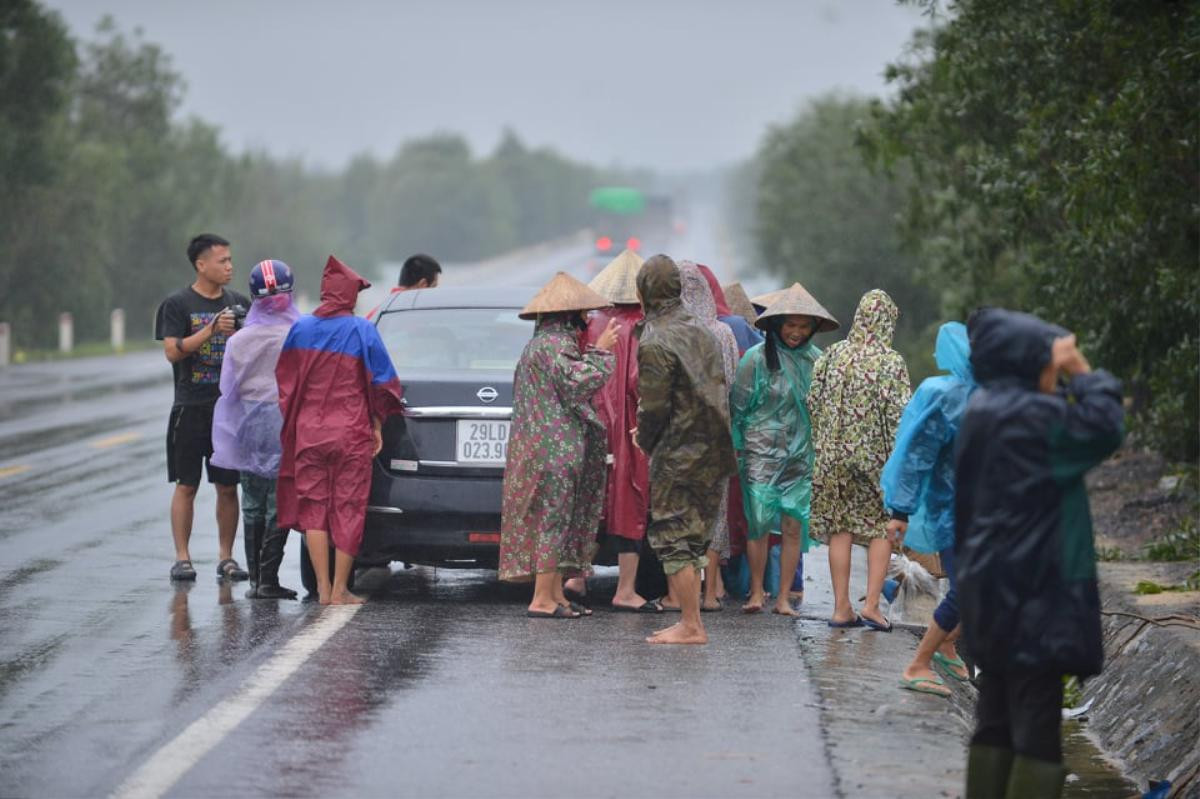 Mưa lũ lịch sử ở Quảng Bình: Người lớn cùng trẻ nhỏ đội mưa vượt đồi cát ra quốc lộ xin đồ cứu trợ Ảnh 2