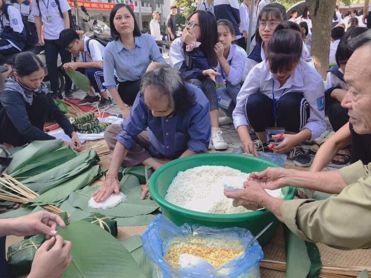 Xúc động những bếp lửa 'xuyên đêm' của thầy và trò trường THPT ở Hà Nội để ủng hộ đồng bào miền Trung Ảnh 5