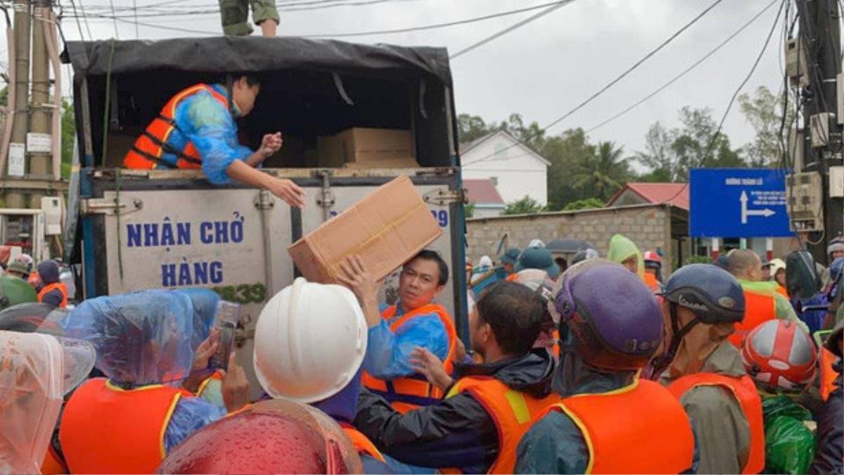 Hồ Việt Trung lên tiếng khi bị chỉ trích khi quăng quà cứu trợ cho người dân miền Trung Ảnh 4