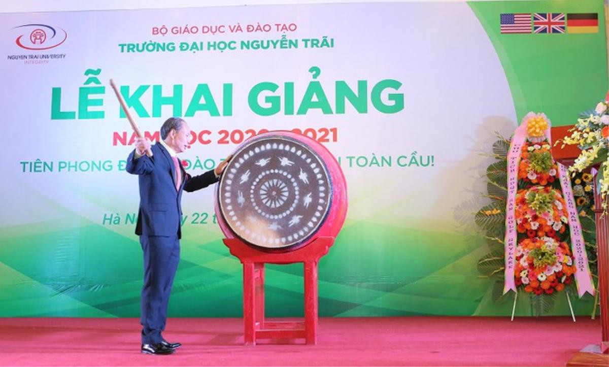 Đại học Nguyễn Trãi trao hơn 10 tỷ đồng học bổng cho sinh viên khóa mới tại lễ khai giảng Ảnh 1