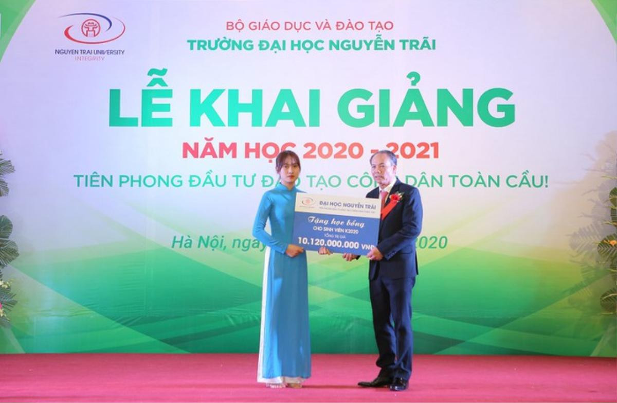 Đại học Nguyễn Trãi trao hơn 10 tỷ đồng học bổng cho sinh viên khóa mới tại lễ khai giảng Ảnh 2