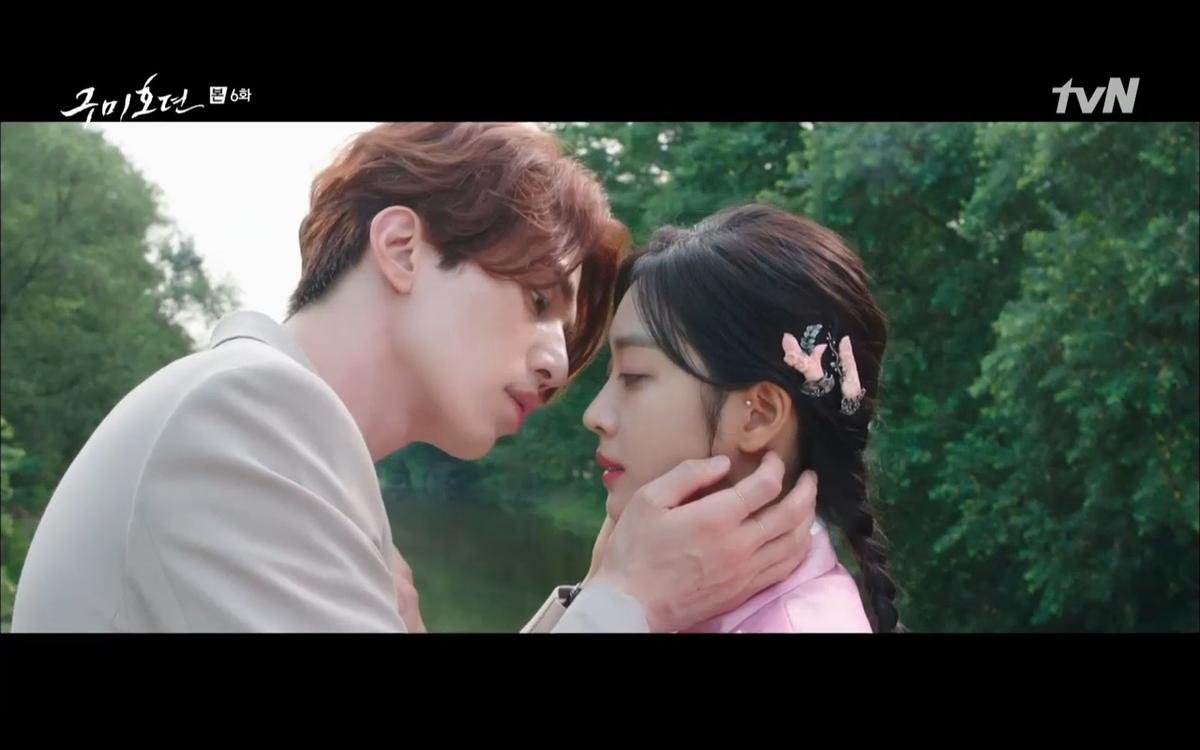 'Bạn trai tôi là hồ ly' tập 6: Lee Dong Wook ngỡ ngàng vì Jo Bo Ah là con gái của mãng xà tinh? Ảnh 2