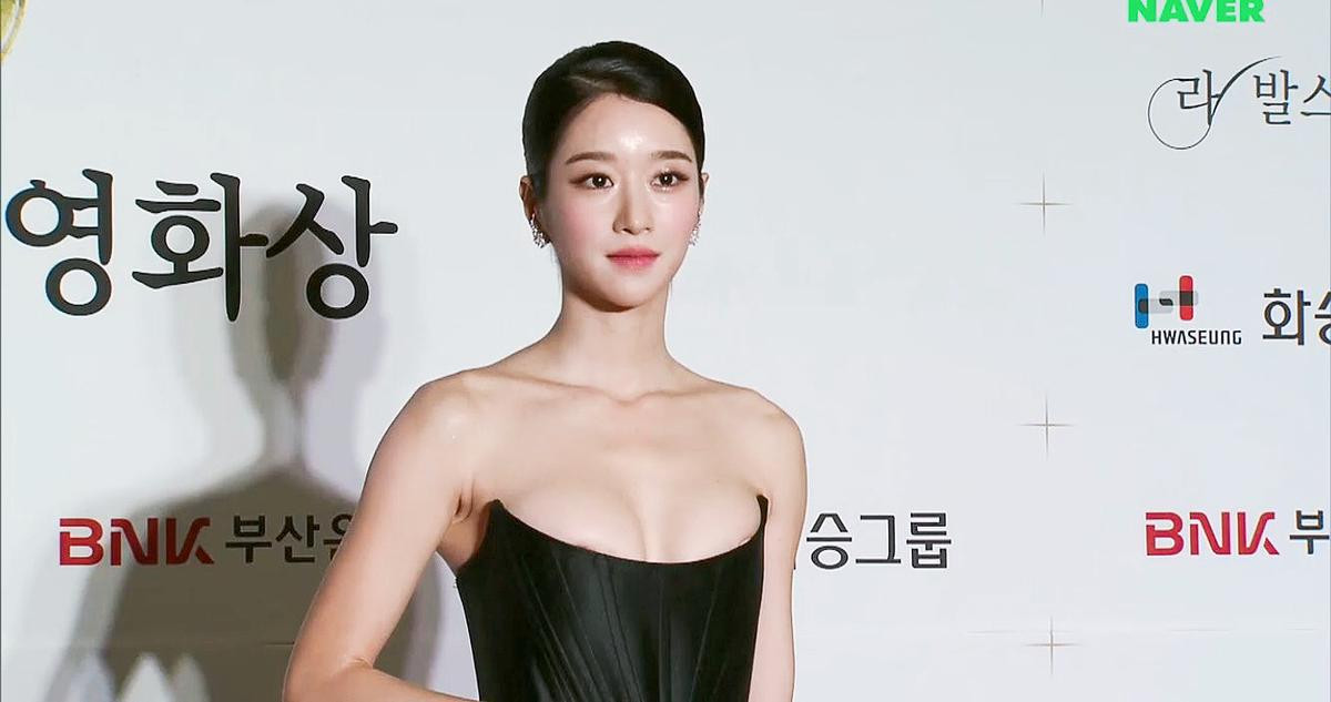 Quá sơ suất trong trang phục, Seo Ye Ji lộ ngực trên thảm đỏ 'Buil Film Awards 2020': Dân mạng bỏng mắt! Ảnh 11