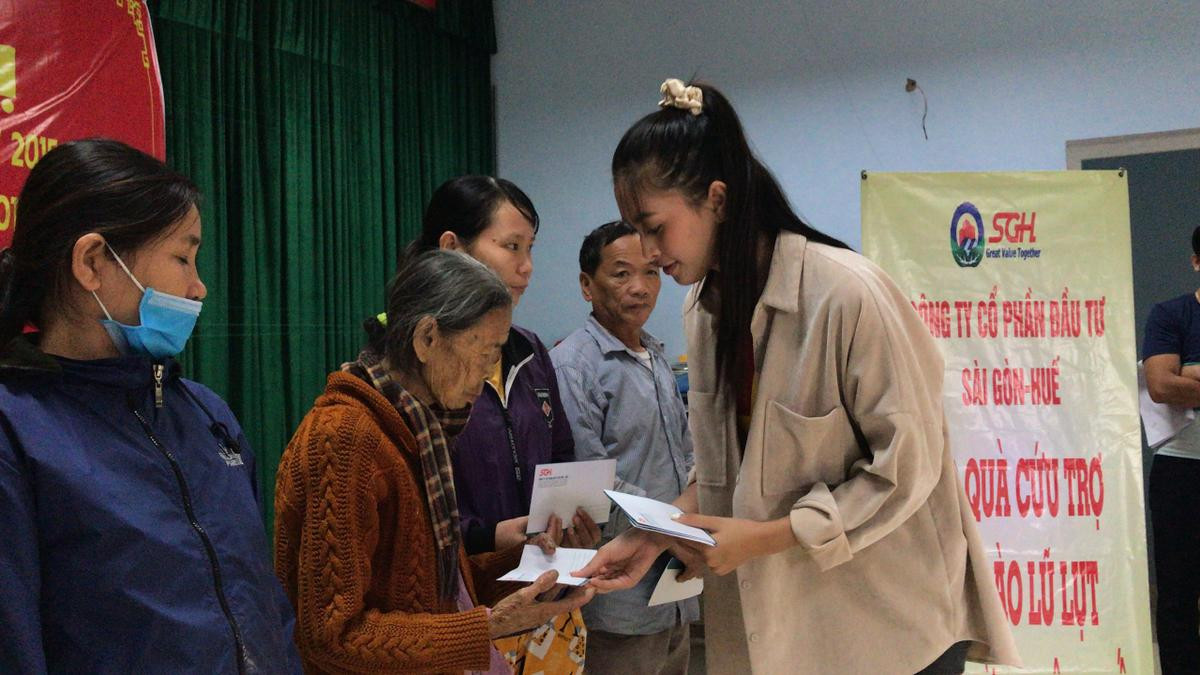 Đỗ Mỹ Linh - Tiểu Vy - Lương Thuỳ Linh băng qua vùng lũ, trao tiền tận tay người dân miền Trung Ảnh 4