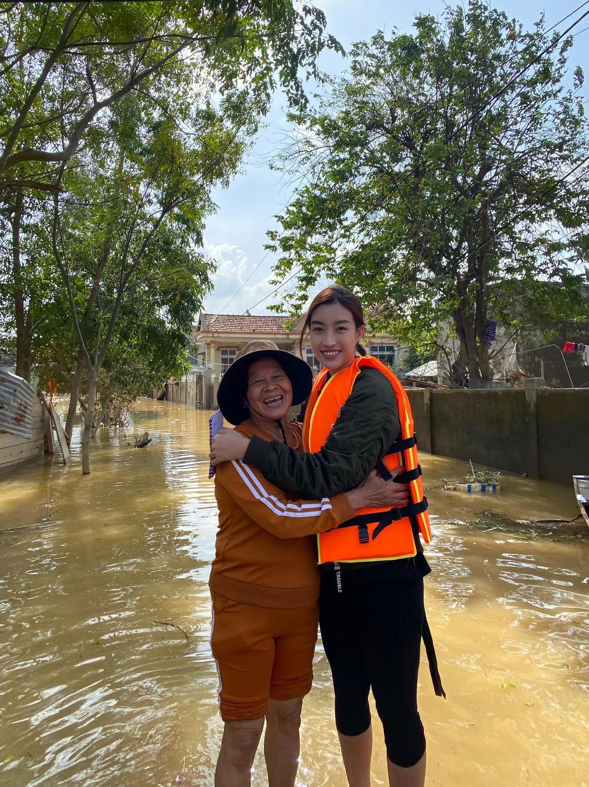 Hương Giang - Khánh Vân - Tiểu Vy - Lương Thùy Linh giúp đỡ đồng bào miền Trung vượt bão lũ Ảnh 7