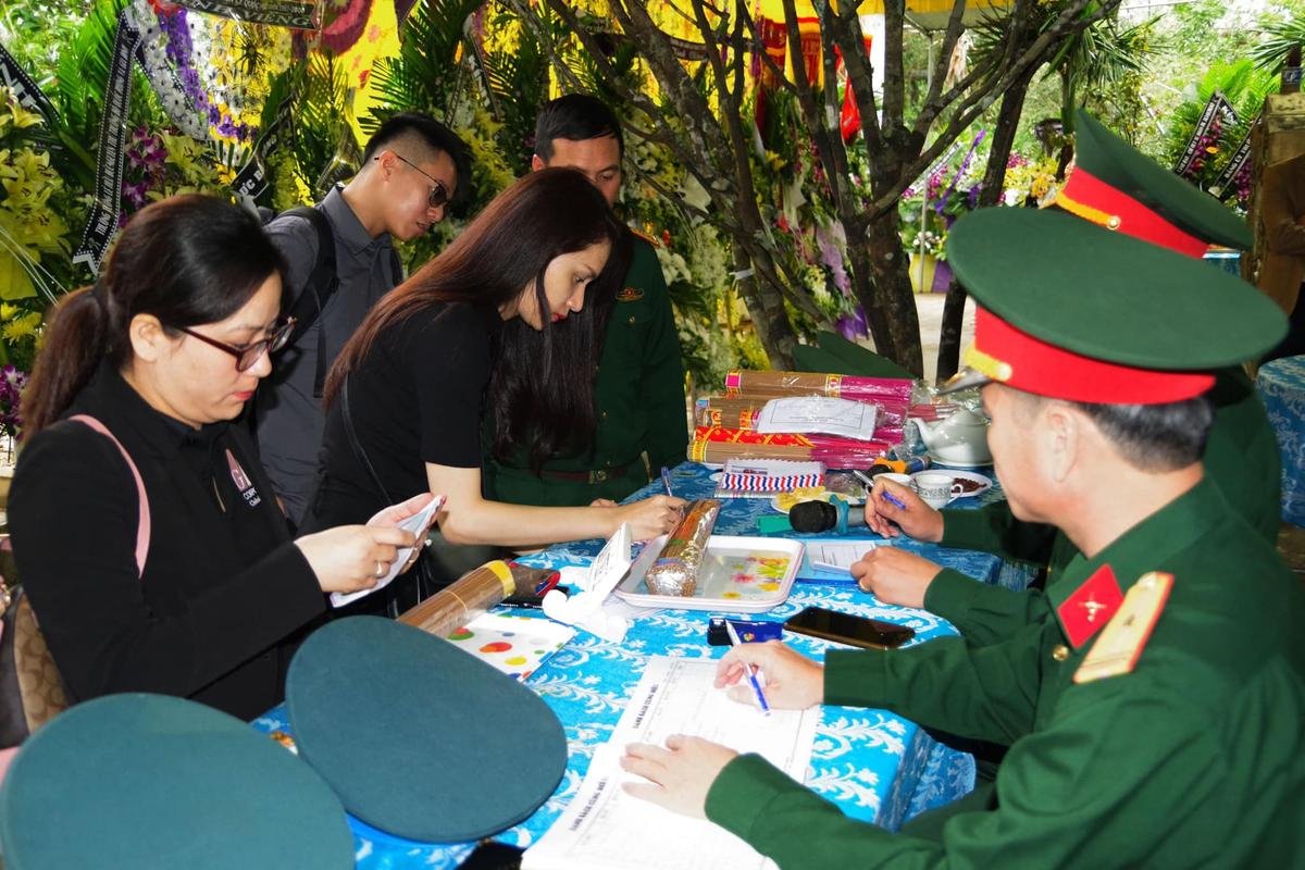 Hương Giang - Khánh Vân - Tiểu Vy - Lương Thùy Linh giúp đỡ đồng bào miền Trung vượt bão lũ Ảnh 21