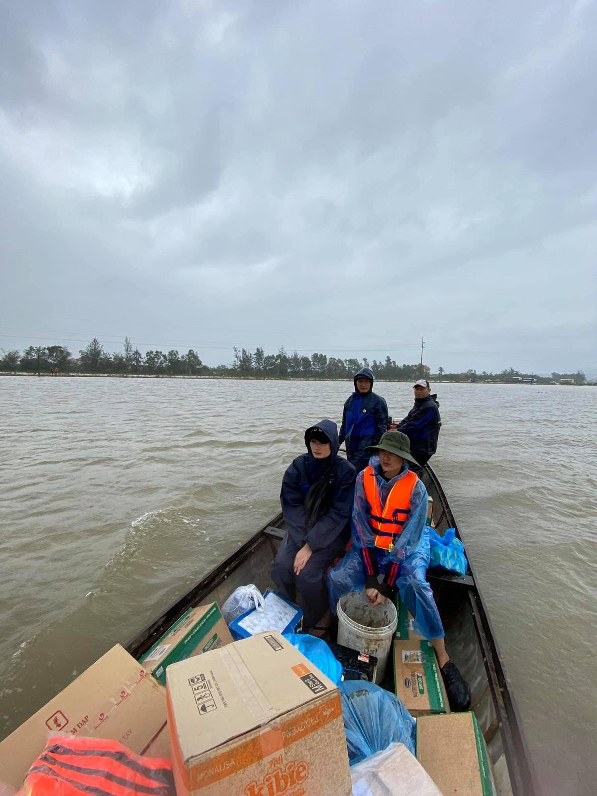 Hương Giang - Khánh Vân - Tiểu Vy - Lương Thùy Linh giúp đỡ đồng bào miền Trung vượt bão lũ Ảnh 13