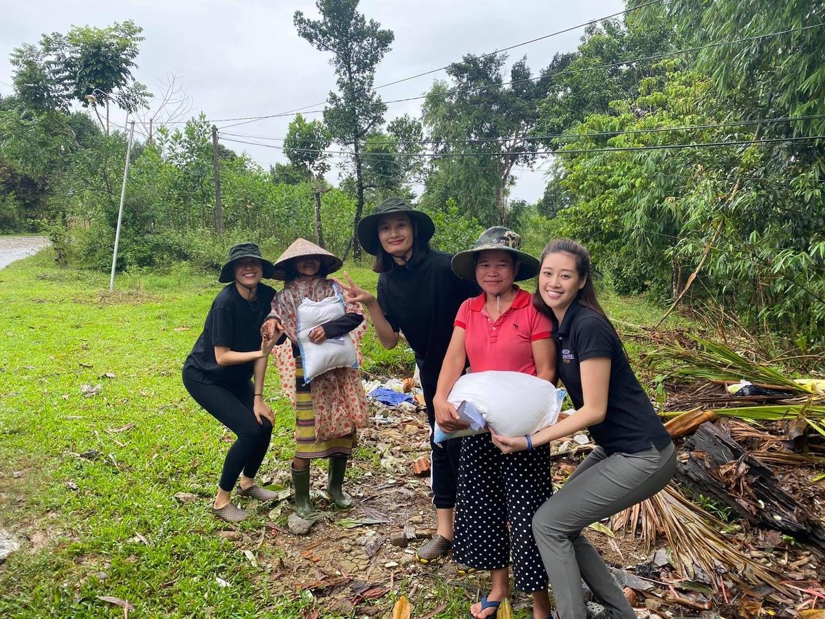 Hương Giang - Khánh Vân - Tiểu Vy - Lương Thùy Linh giúp đỡ đồng bào miền Trung vượt bão lũ Ảnh 17