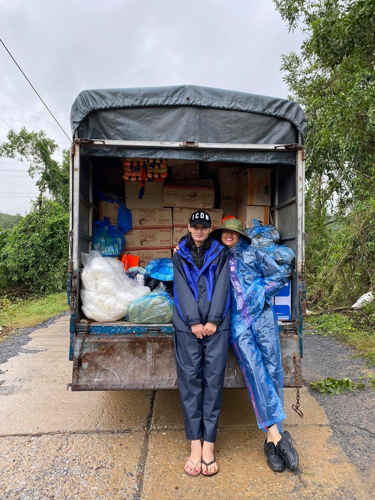 Hương Giang - Khánh Vân - Tiểu Vy - Lương Thùy Linh giúp đỡ đồng bào miền Trung vượt bão lũ Ảnh 12