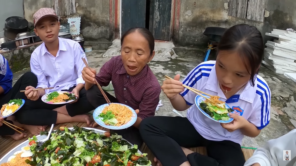 Bà Tân Vlog lại gặp drama mới: Làm đồ ăn khiến khách 'ngậm đắng nuốt cay', còn muốn nhè ra vì quá dở? Ảnh 8