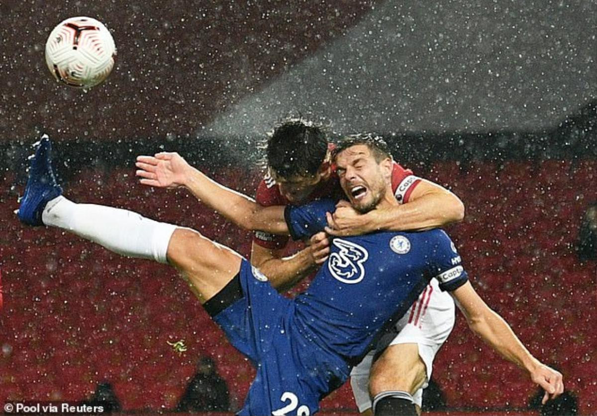 Maguire chơi trò 'đấu vật', MU thoát penalty ở trận hòa Chelsea Ảnh 2