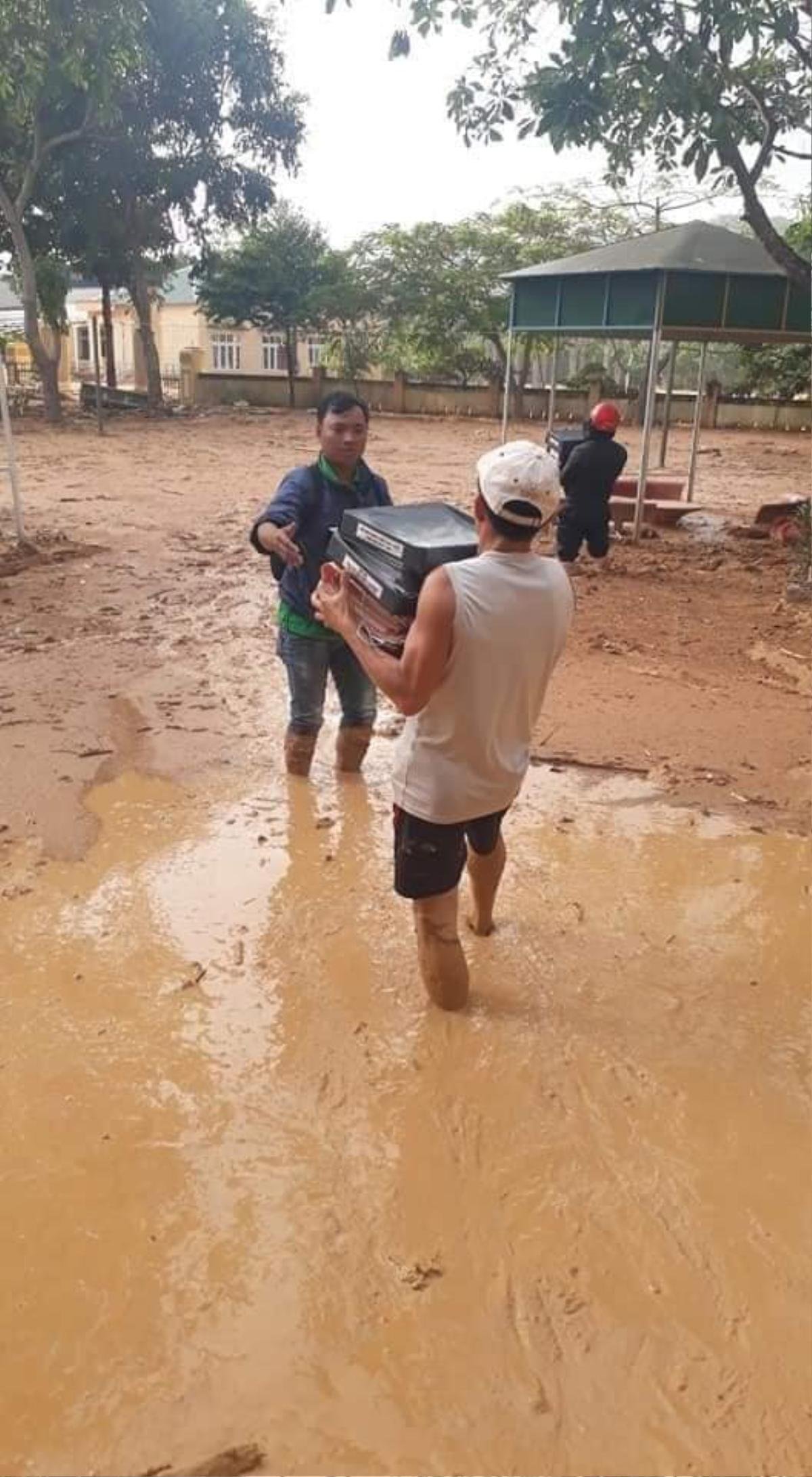 Xót xa cảnh trường học hoang tàn, bùn đất dày đặc ngang đầu gối sau khi lũ qua đi Ảnh 5