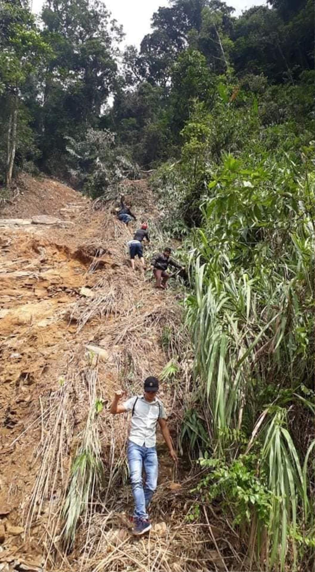 Xót xa cảnh trường học hoang tàn, bùn đất dày đặc ngang đầu gối sau khi lũ qua đi Ảnh 7