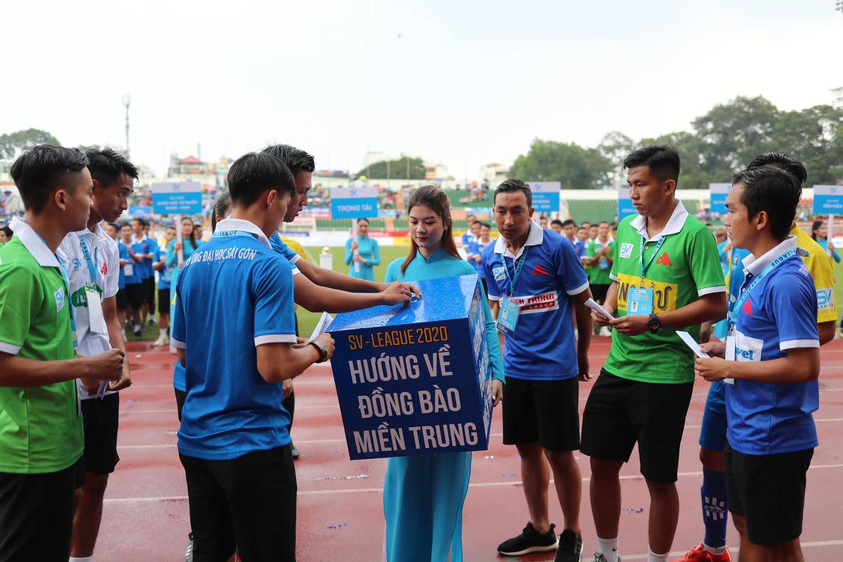 Sân chơi của ông bầu làm thổn thức những người yêu bóng đá đẹp, tử tế Ảnh 2