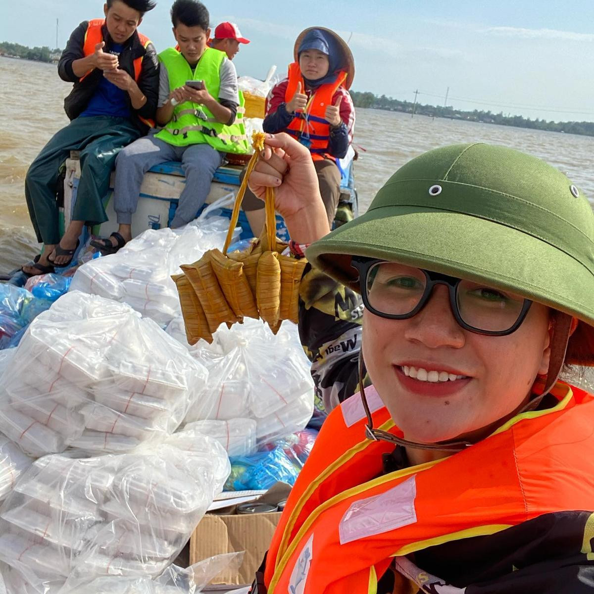 Trang Trần xin lỗi vì nằm chiếm ghế tại sân bay sau khi trở về từ chuyến thiện nguyện ở miền Trung Ảnh 1