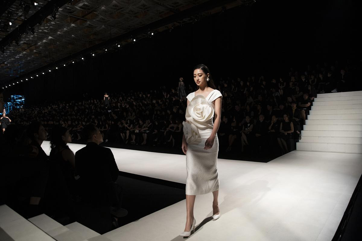 Lương Thùy Linh xinh đẹp ngút ngàn, catwalk 'thần sầu' cùng Võ Hoàng Yến, Ninh Dương Lan Ngọc Ảnh 1