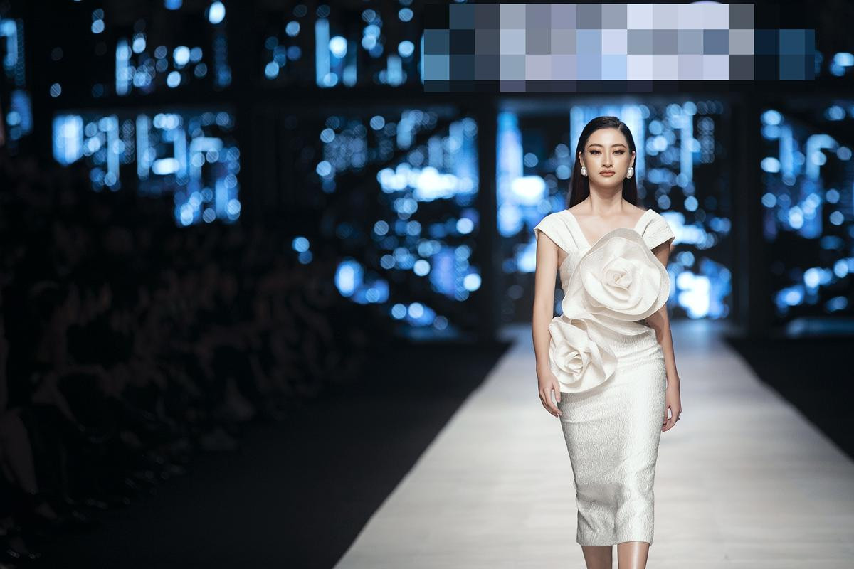 Lương Thùy Linh xinh đẹp ngút ngàn, catwalk 'thần sầu' cùng Võ Hoàng Yến, Ninh Dương Lan Ngọc Ảnh 5