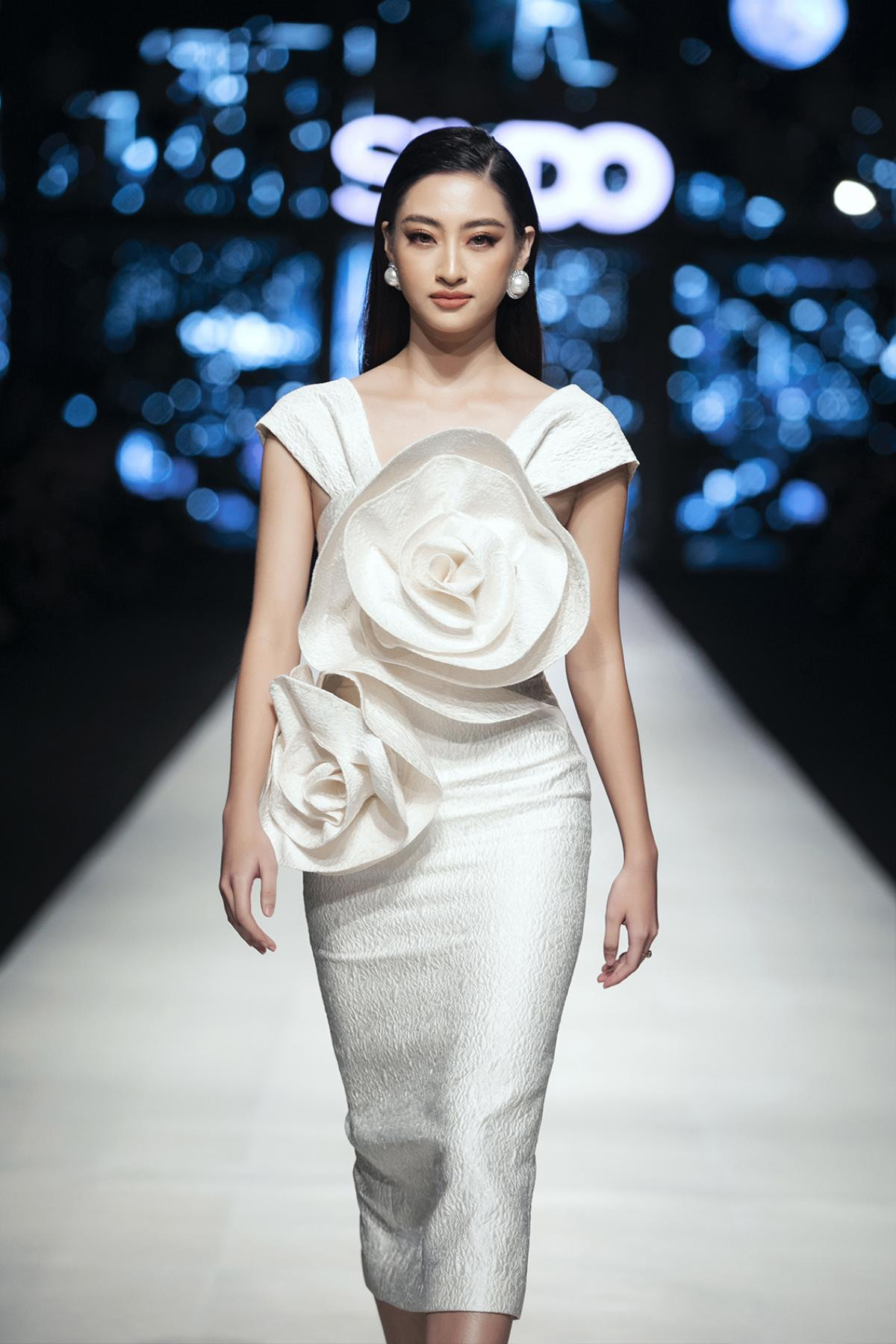 Lương Thùy Linh xinh đẹp ngút ngàn, catwalk 'thần sầu' cùng Võ Hoàng Yến, Ninh Dương Lan Ngọc Ảnh 6