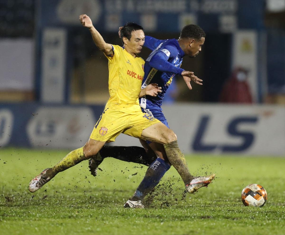 'Ông trời' ở V.League là sai, sao có thể quyết định cả cuộc chơi? Ảnh 1