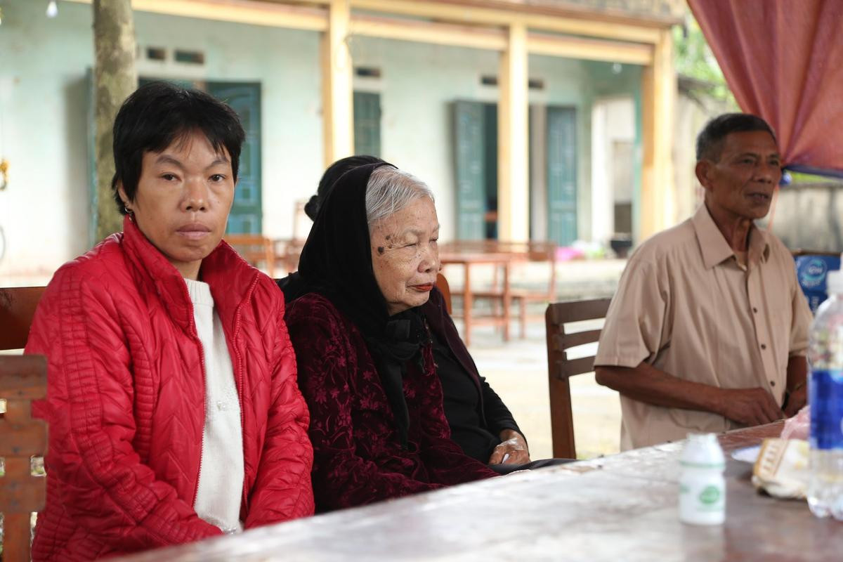 Người dân chặn xe vào bãi rác Nam Sơn, Hà Nội lại ngập rác thải: 'Chúng tôi sống ở đây mấy chục năm nay đã quá khổ, người mắc bệnh ngày một nhiều' Ảnh 7