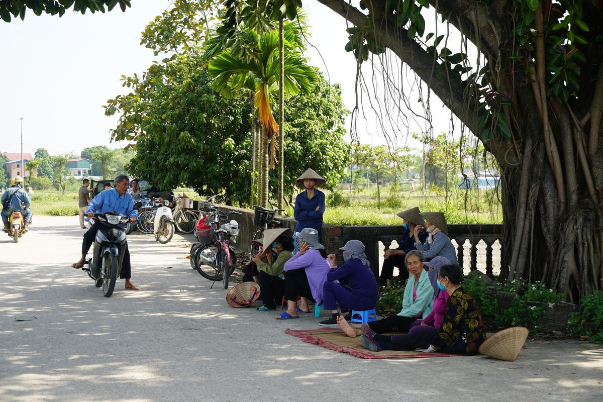 Người dân chặn xe vào bãi rác Nam Sơn, Hà Nội lại ngập rác thải: 'Chúng tôi sống ở đây mấy chục năm nay đã quá khổ, người mắc bệnh ngày một nhiều' Ảnh 5