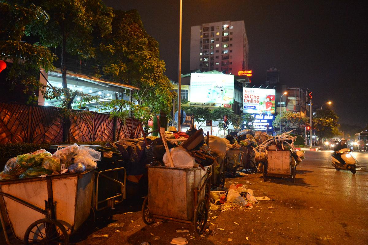 Người dân chặn xe vào bãi rác Nam Sơn, Hà Nội lại ngập rác thải: 'Chúng tôi sống ở đây mấy chục năm nay đã quá khổ, người mắc bệnh ngày một nhiều' Ảnh 2