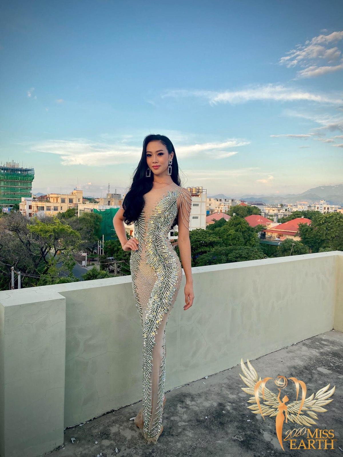 Dàn mỹ nhân Miss Earth trình diễn váy dạ hội: Hoa Thái nổi bật với Evening Gown 'Địa cầu' lấp lánh Ảnh 11