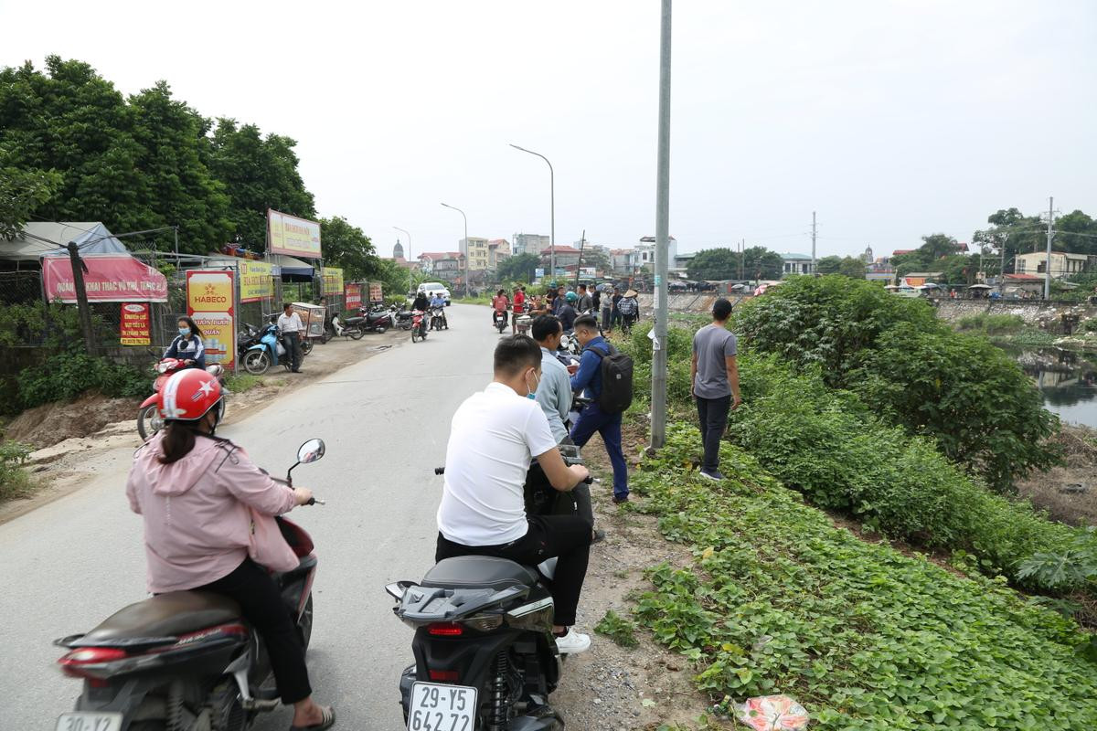 Cận cảnh người thân, công an lùng sục từng góc bờ sông, bao tải tìm kiếm nữ sinh Học viện Ngân hàng mất tích bí ẩn Ảnh 1