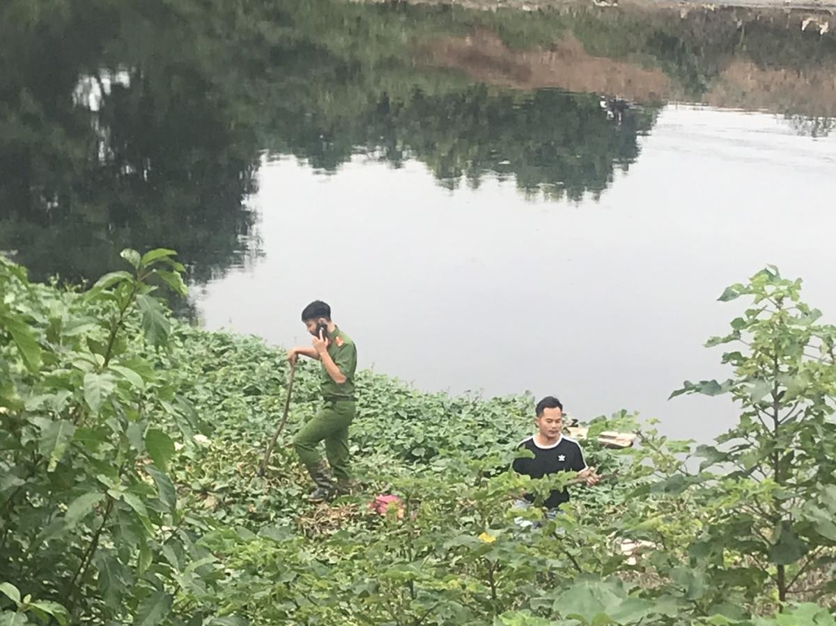 Cận cảnh người thân, công an lùng sục từng góc bờ sông, bao tải tìm kiếm nữ sinh Học viện Ngân hàng mất tích bí ẩn Ảnh 17