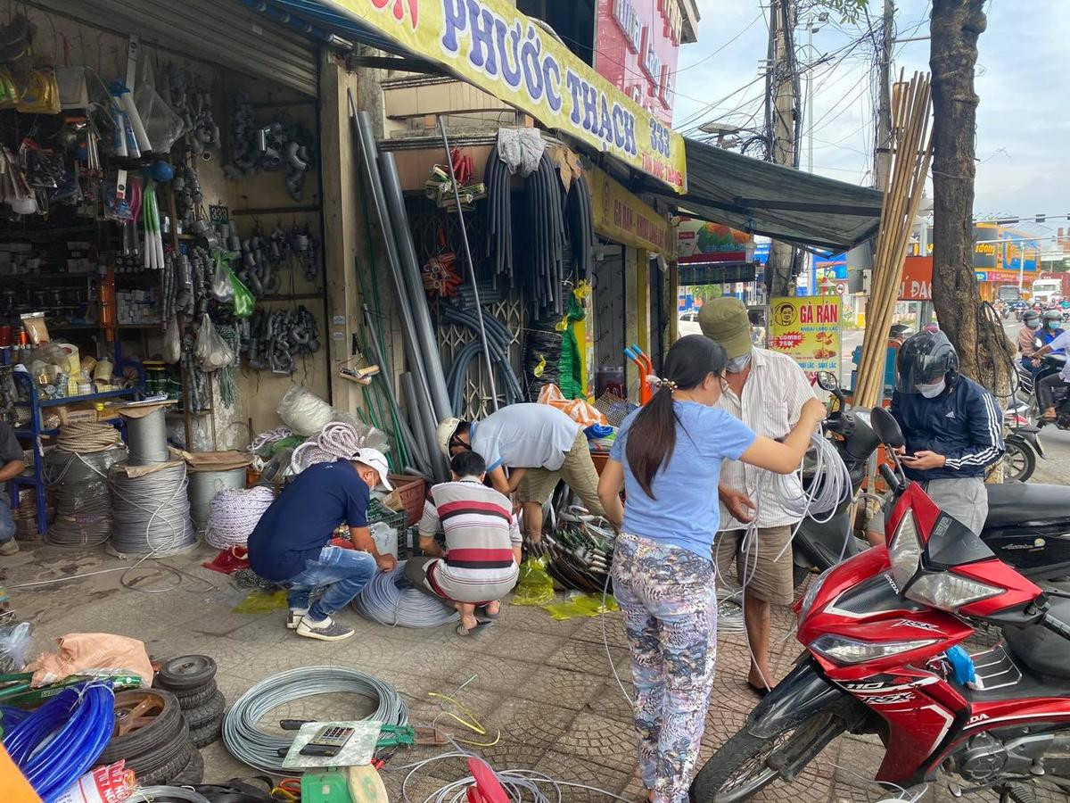 Ảnh: Người dân Đà Nẵng tranh thủ 'đi chợ' mua đồ chống chèn nhà cửa trước cơn bão số 9 Ảnh 4