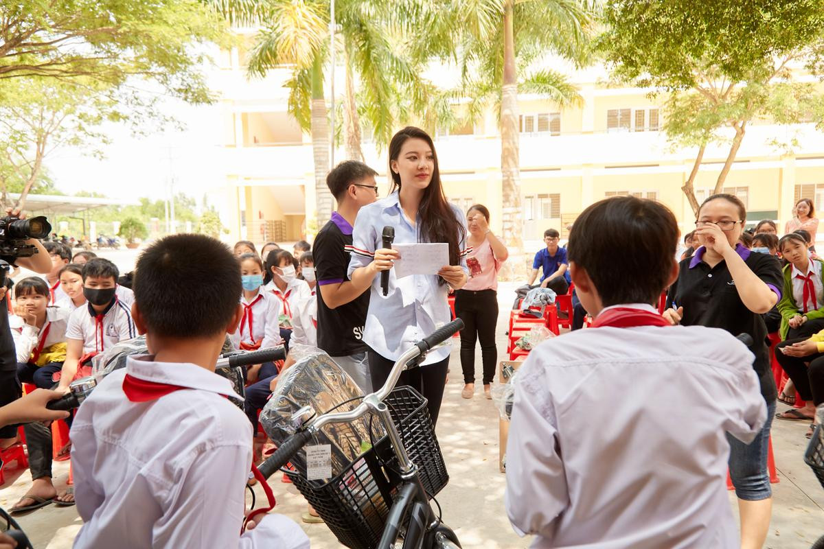 Khánh Vân quyên góp, hỗ trợ người dân miền Trung gặp bão lũ - Kim Duyên tặng xe đạp cho trẻ em nghèo Ảnh 3