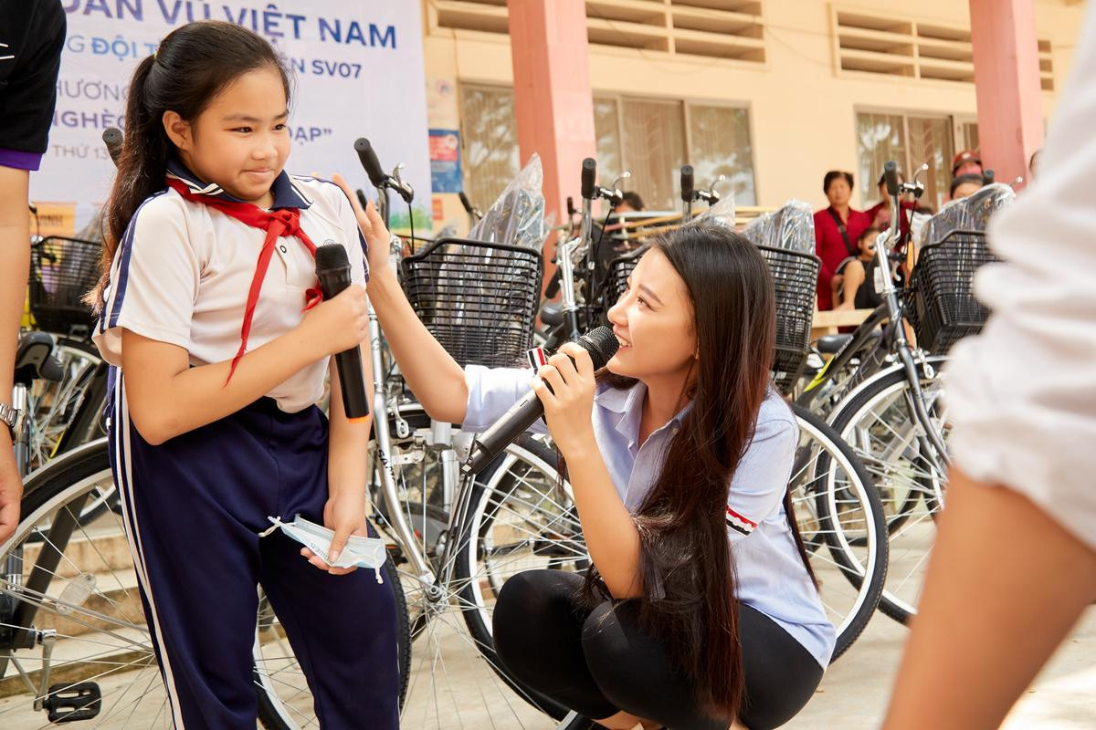 Khánh Vân quyên góp, hỗ trợ người dân miền Trung gặp bão lũ - Kim Duyên tặng xe đạp cho trẻ em nghèo Ảnh 2