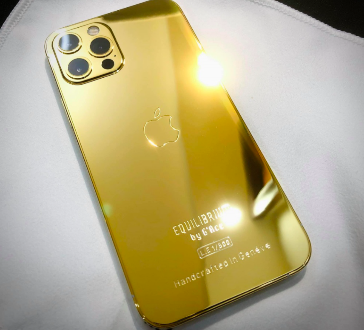 Cận cảnh iPhone 12 Pro mạ vàng 24K giá hơn 100 triệu đồng tại Việt Nam Ảnh 4