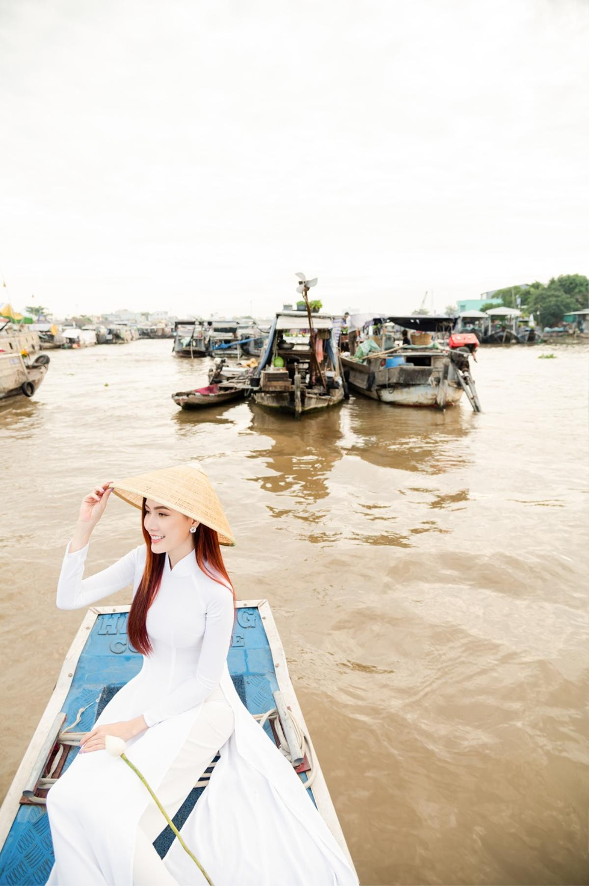 Phan Thị Mơ dịu dàng cùng áo dài và nón lá, thả dáng ngọt ngào trên chợ nổi Ảnh 4