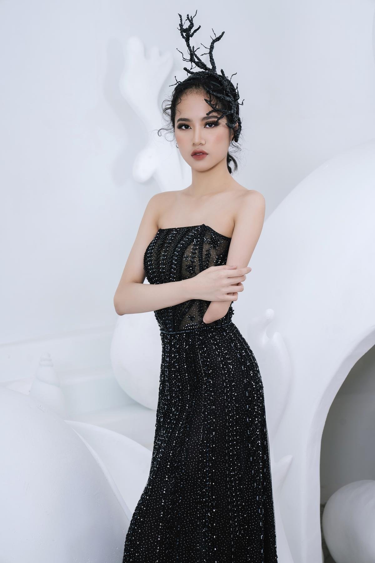 Model khuyết tay Hà Phương thần thái 'nuốt ống kính', khoe vóc dáng với đầm dạ hội Ảnh 2