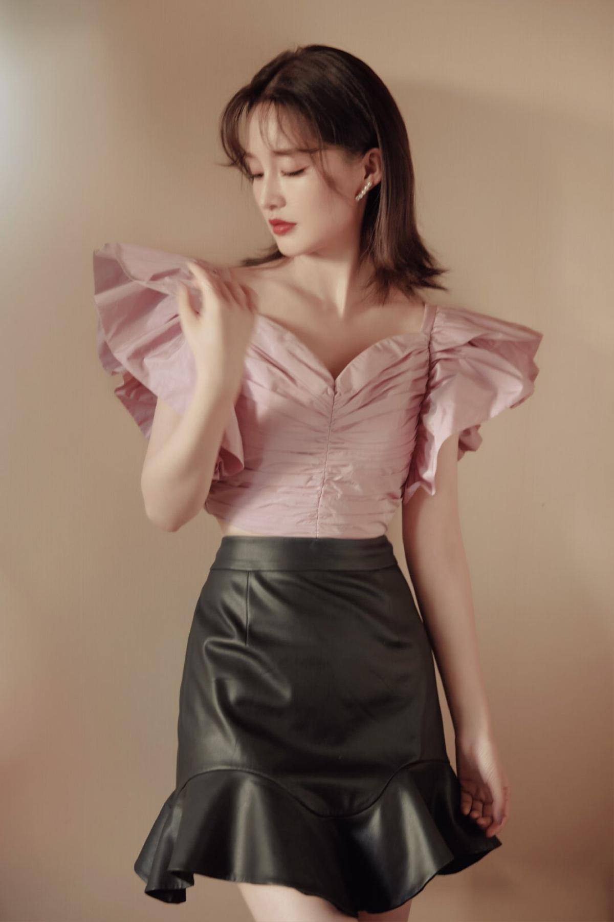 Lý Thấm 'đắc tội' với stylist: Nửa trên xinh đẹp, nửa dưới lạ lùng Ảnh 13