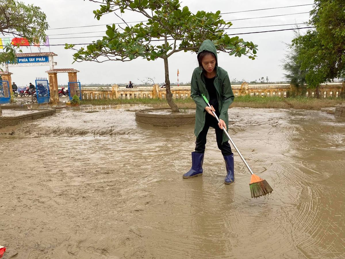 Lý Hải - Minh Hà trao quà cho đồng bào miền Trung, tất bật cùng bà con dọn dẹp sau lũ Ảnh 4