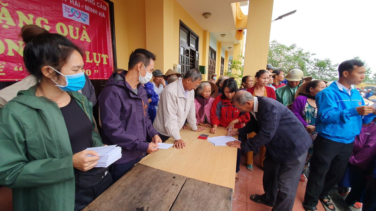 Lý Hải - Minh Hà trao quà cho đồng bào miền Trung, tất bật cùng bà con dọn dẹp sau lũ Ảnh 1