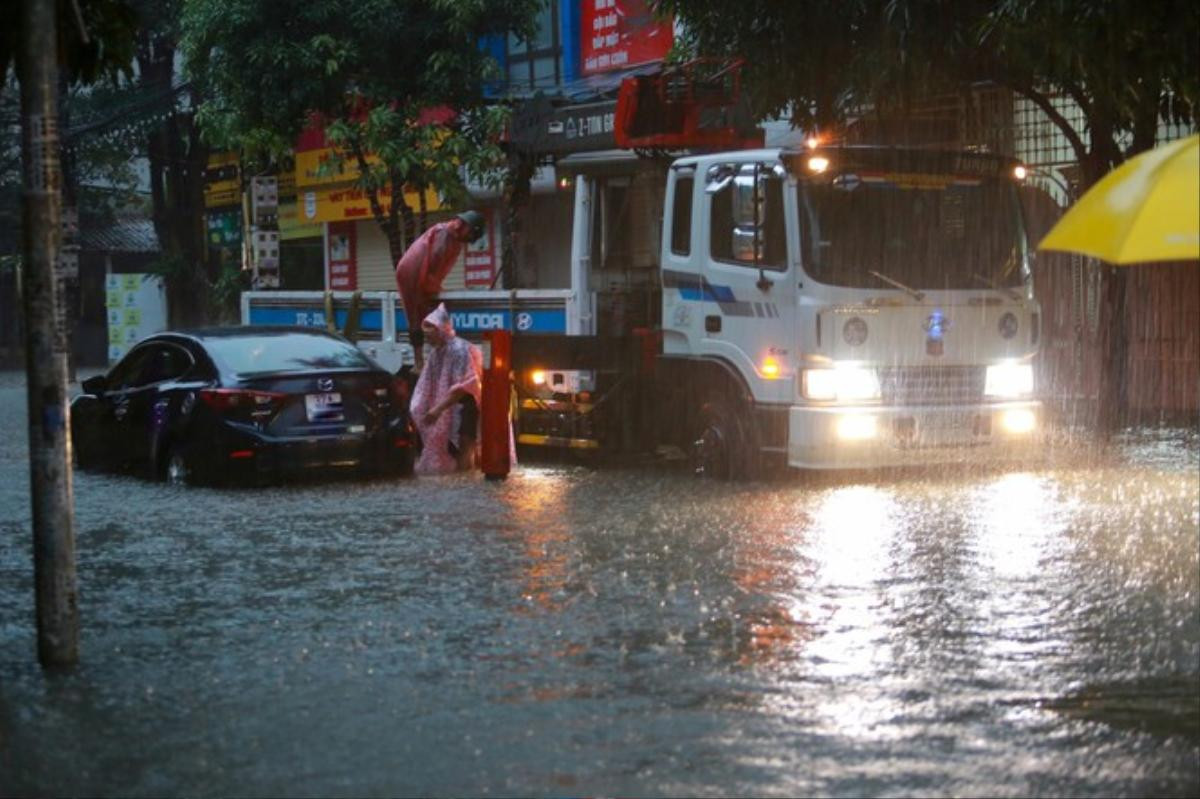 Mưa lớn kéo dài suốt đêm, TP Vinh ngập nước trên diện rộng Ảnh 1